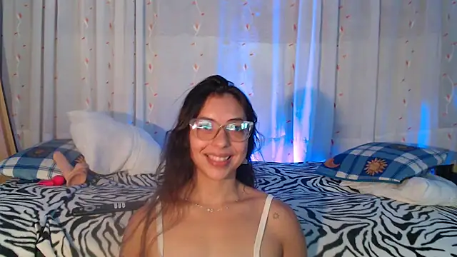 Snapshot of kendraof chatting on 12/15/25, 04:44 kendraof online show from 12/15/25, 04:44