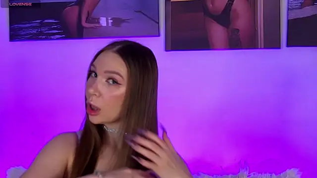 Snapshot of AlysonHuxley_ chatting on 11/06/25, 04:30 AlysonHuxley online show from 11/06/25, 04:30