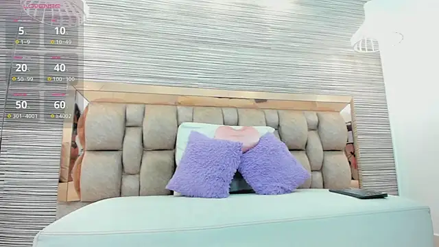 Snapshot of susan_elliot chatting on 11/17/25, 11:16 susan elliot online show from 11/17/25, 11:16