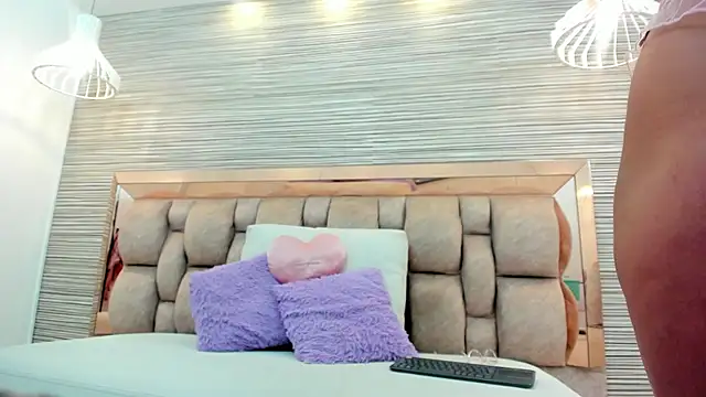 Snapshot of susan_elliot chatting on 11/19/25, 11:32 susan elliot online show from 11/19/25, 11:32