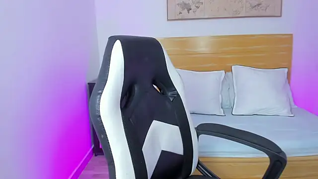 Snapshot of kitty_sweeety_ chatting on 10/28/25, 01:14 kitty sweeety online show from 10/28/25, 01:14