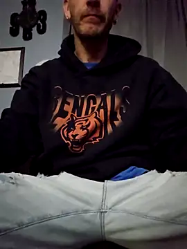 Snapshot of Sampzon chatting on 10/13/25, 01:49 Sampzon online show from 10/13/25, 01:49