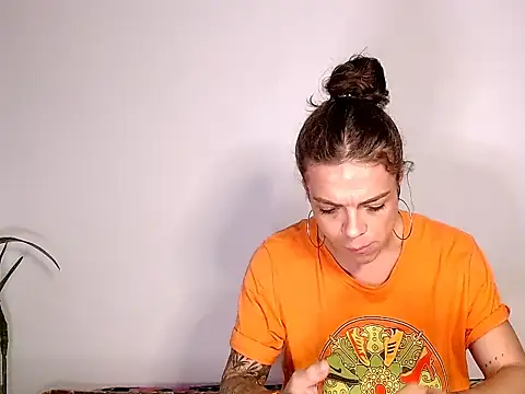 Snapshot of saara_johnson496 chatting on 09/27/25, 04:28 saara johnson496 online show from 09/27/25, 04:28