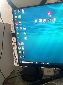 Snapshot of Azyrrgg chatting on 10/16/25, 05:52 Azyrrgg online show from 10/16/25, 05:52