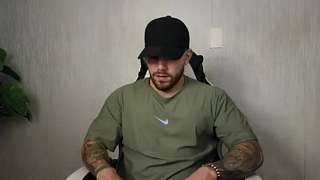 Snapshot of Ades_Lowe chatting on 10/24/25, 12:01 Ades Lowe online show from 10/24/25, 12:01