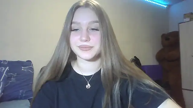 Snapshot of yourhoney_Lola_ chatting on 10/18/25, 03:35 yourhoney Lola  online show from 10/18/25, 03:35