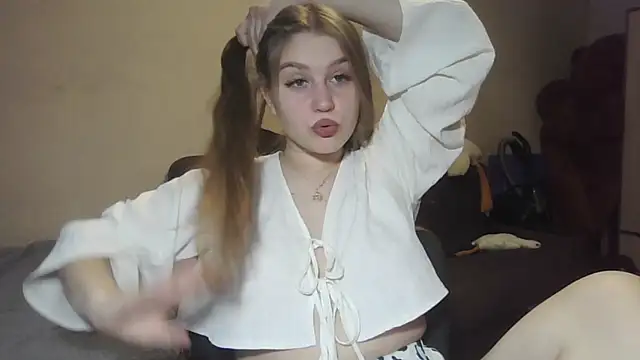 Snapshot of yourhoney_Lola_ chatting on 10/25/25, 04:46 yourhoney Lola  online show from 10/25/25, 04:46
