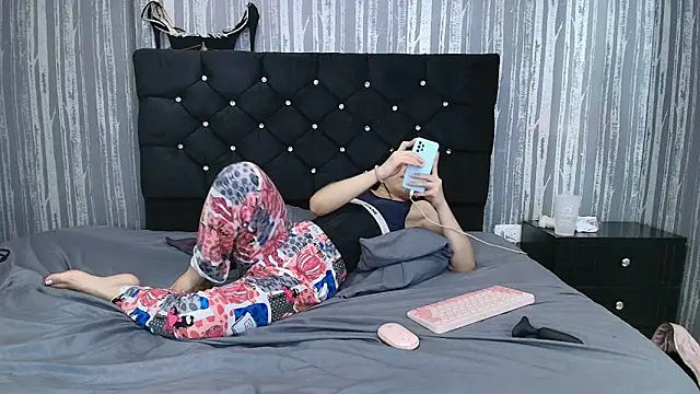 Snapshot of Alicee_Moonn chatting on 11/15/25, 08:22 Alicee Moonn online show from 11/15/25, 08:22