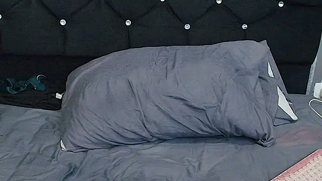 Snapshot of Alicee_Moonn chatting on 11/27/25, 08:49 Alicee Moonn online show from 11/27/25, 08:49