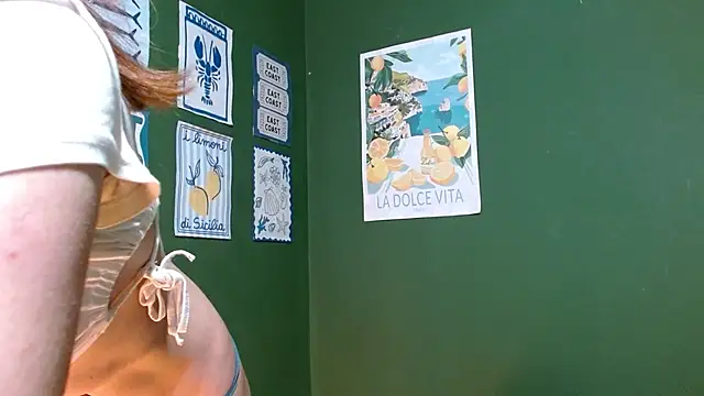 Snapshot of Roxiehood chatting on 10/18/25, 02:47 Roxiehood online show from 10/18/25, 02:47