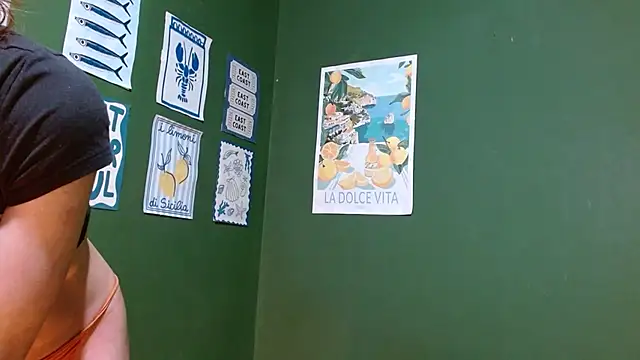 Snapshot of Roxiehood chatting on 10/25/25, 02:52 Roxiehood online show from 10/25/25, 02:52