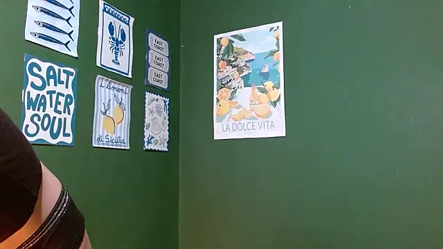 Snapshot of Roxiehood chatting on 10/31/25, 02:23 Roxiehood online show from 10/31/25, 02:23