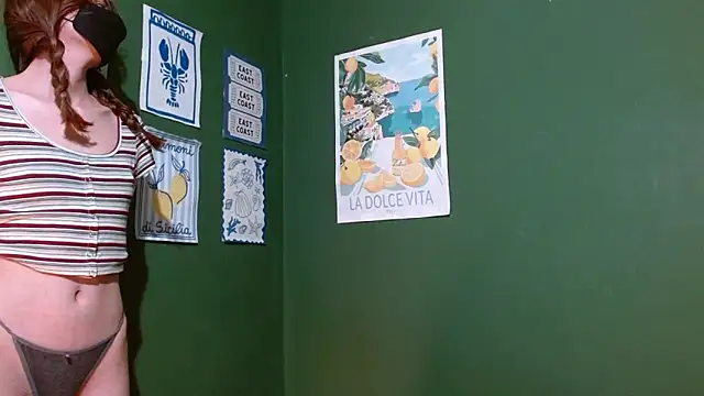 Snapshot of Roxiehood chatting on 11/14/25, 01:48 Roxiehood online show from 11/14/25, 01:48