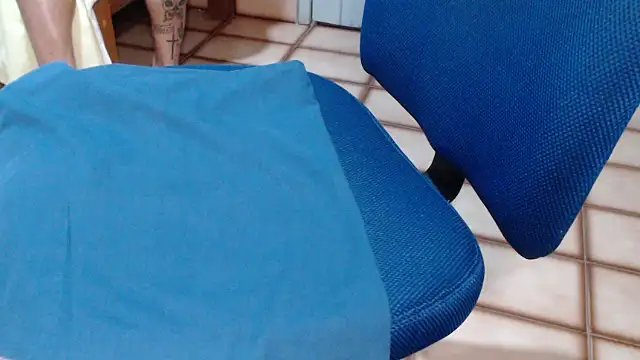 Snapshot of Stronggsexy chatting on 12/17/25, 10:27 Stronggsexy online show from 12/17/25, 10:27