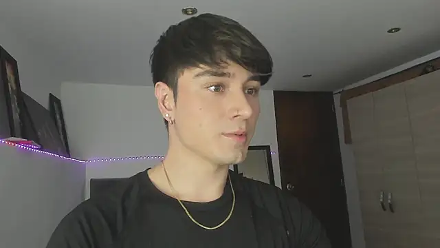 Snapshot of stevve_14 chatting on 10/31/25, 02:34 stevve 14 online show from 10/31/25, 02:34