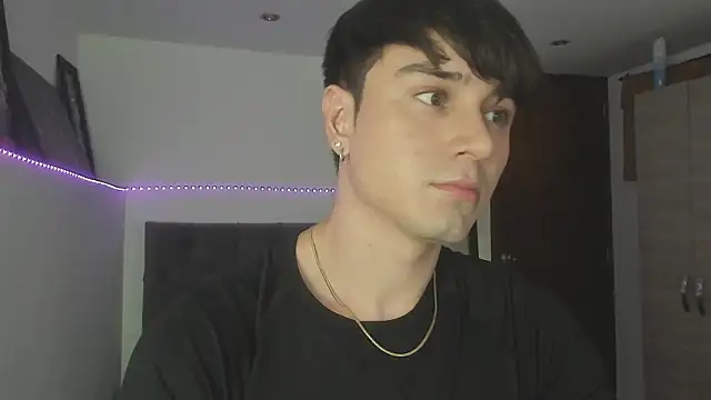 Snapshot of stevve_14 chatting on 12/16/25, 05:23 stevve 14 online show from 12/16/25, 05:23