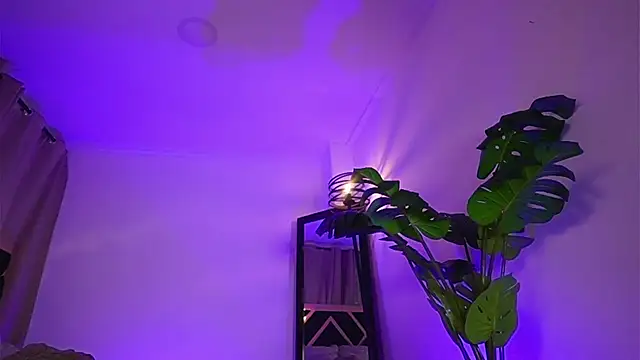 laauuraa1 online show from 07/15/26, 11:54