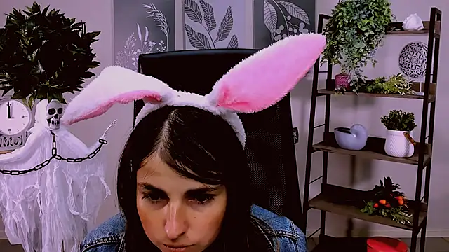 Snapshot of MartaEdams chatting on 10/28/25, 06:17 MartaEdams online show from 10/28/25, 06:17