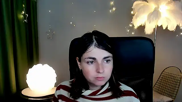 Snapshot of MartaEdams chatting on 12/17/25, 06:19 MartaEdams online show from 12/17/25, 06:19