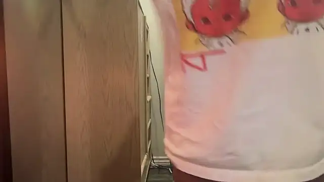 Snapshot of kSwisssxxx chatting on 10/28/25, 06:39 kSwisssxxx online show from 10/28/25, 06:39