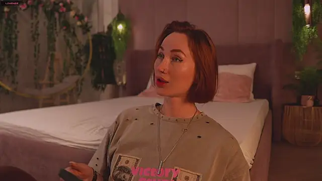 Serena Waldarf online show from 11/08/25, 03:45