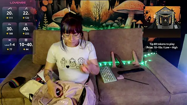 LunaBunny8 online show from 10/07/25, 08:11