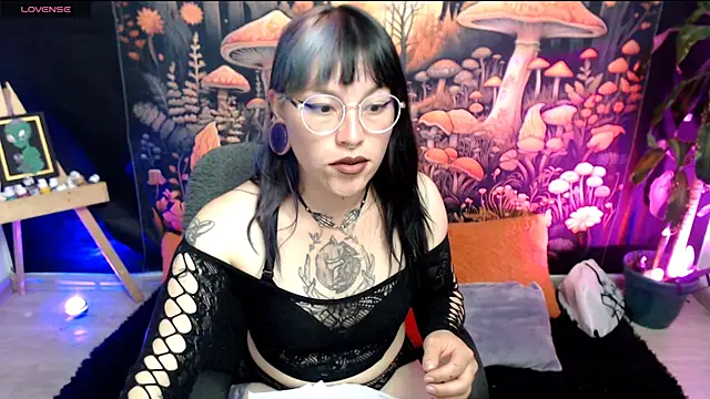 LunaBunny8 online show from 10/27/25, 01:09