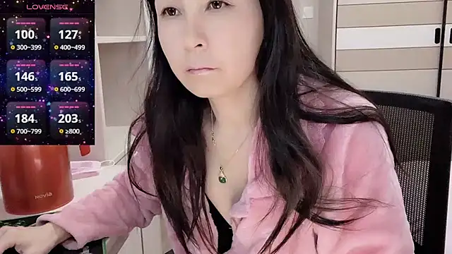 Snapshot of JackieBell chatting on 11/02/25, 11:07 JackieBell online show from 11/02/25, 11:07