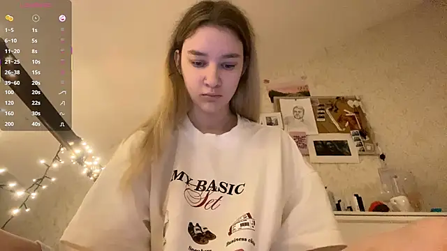 Snapshot of DanaCore chatting on 10/12/25, 04:00 DanaCore online show from 10/12/25, 04:00