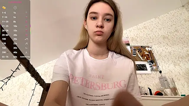 Snapshot of DanaCore chatting on 10/13/25, 07:41 DanaCore online show from 10/13/25, 07:41