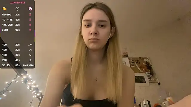 Snapshot of DanaCore chatting on 10/18/25, 07:36 DanaCore online show from 10/18/25, 07:36