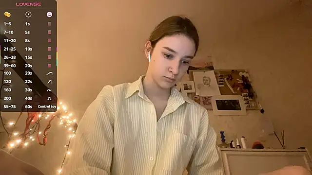 Snapshot of DanaCore chatting on 10/24/25, 04:25 DanaCore online show from 10/24/25, 04:25