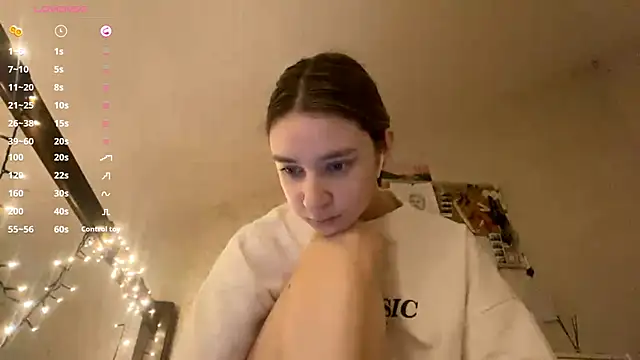 Snapshot of DanaCore chatting on 10/31/25, 04:52 DanaCore online show from 10/31/25, 04:52