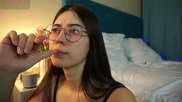 Snapshot of ywixos chatting on 11/04/25, 02:49 ywixos online show from 11/04/25, 02:49