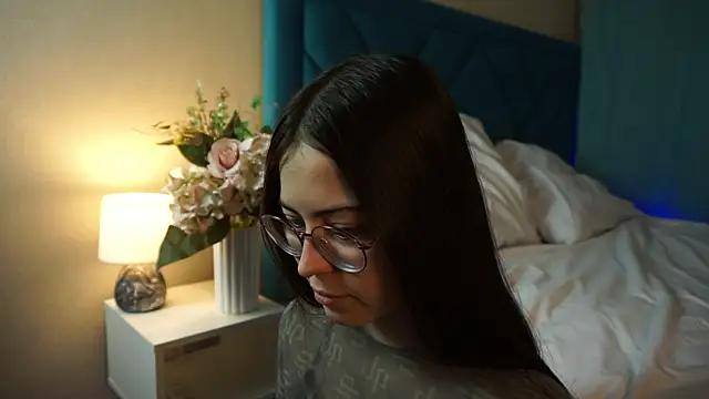 Snapshot of ywixos chatting on 12/14/25, 02:33 ywixos online show from 12/14/25, 02:33