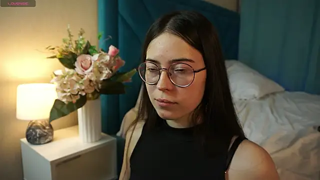 Snapshot of ywixos chatting on 12/15/25, 02:21 ywixos online show from 12/15/25, 02:21