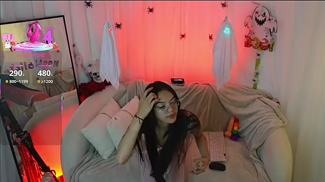 Snapshot of nyralux chatting on 10/07/25, 06:16 nyralux online show from 10/07/25, 06:16