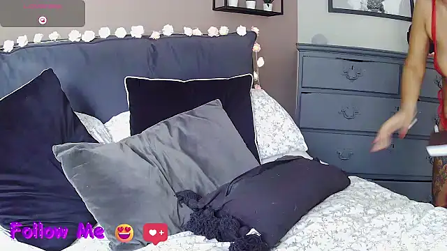 Snapshot of LonelyLucinda chatting on 09/24/25, 09:01 LonelyLucinda online show from 09/24/25, 09:01