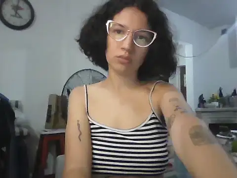 Snapshot of loliporomero chatting on 09/29/25, 01:33 loliporomero online show from 09/29/25, 01:33