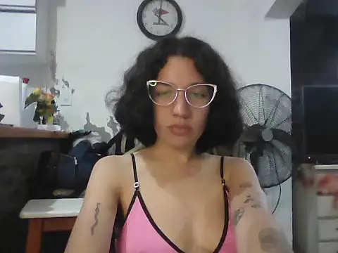 Snapshot of loliporomero chatting on 10/02/25, 01:45 loliporomero online show from 10/02/25, 01:45