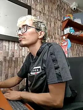 Snapshot of moorejhosua chatting on 09/20/25, 05:47 moorejhosua online show from 09/20/25, 05:47