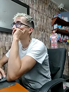 Snapshot of moorejhosua chatting on 10/01/25, 10:05 moorejhosua online show from 10/01/25, 10:05