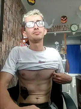 Snapshot of moorejhosua chatting on 10/15/25, 08:20 moorejhosua online show from 10/15/25, 08:20