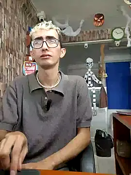 Snapshot of moorejhosua chatting on 10/26/25, 03:07 moorejhosua online show from 10/26/25, 03:07