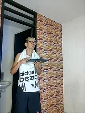 Snapshot of moorejhosua chatting on 10/27/25, 12:31 moorejhosua online show from 10/27/25, 12:31