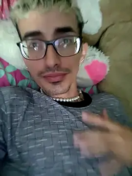 Snapshot of moorejhosua chatting on 10/31/25, 01:01 moorejhosua online show from 10/31/25, 01:01