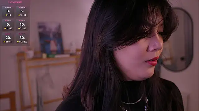 Snapshot of MoiraEger chatting on 10/27/25, 05:17 MoiraEger online show from 10/27/25, 05:17