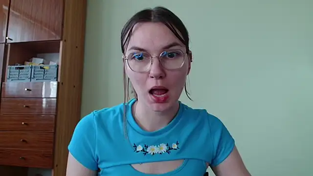 LooveELLYx online show from 10/10/25, 06:34