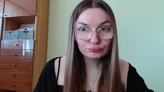 Snapshot of LooveELLYx chatting on 03/27/26, 08:26 LooveELLYx online show from 03/27/26, 08:26