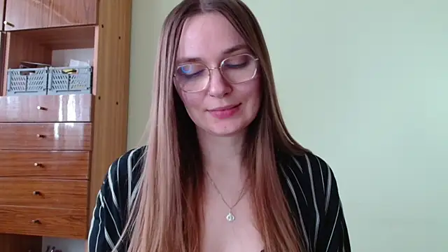 Snapshot of LooveELLYx chatting on 04/13/26, 01:38 LooveELLYx online show from 04/13/26, 01:38